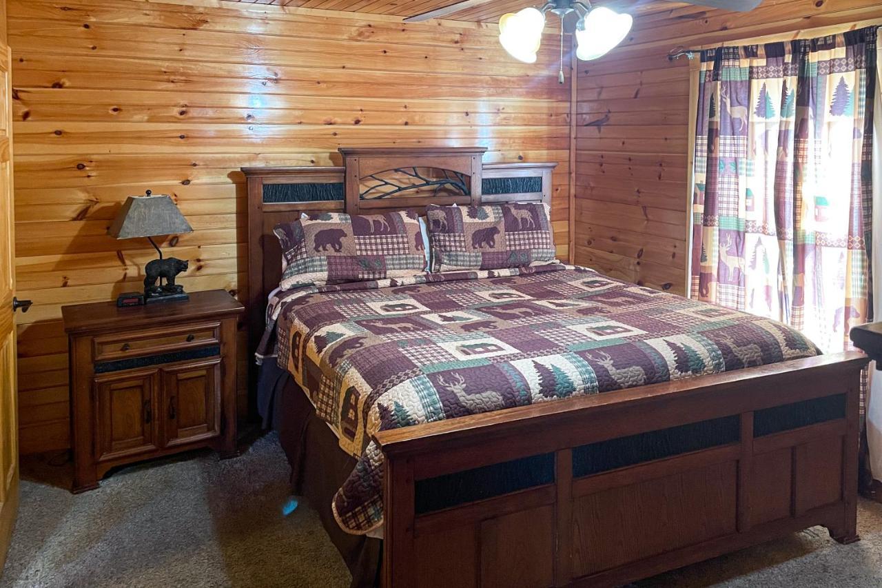 Black Bear Hideaway Cabin Гетлинбург Екстериор снимка
