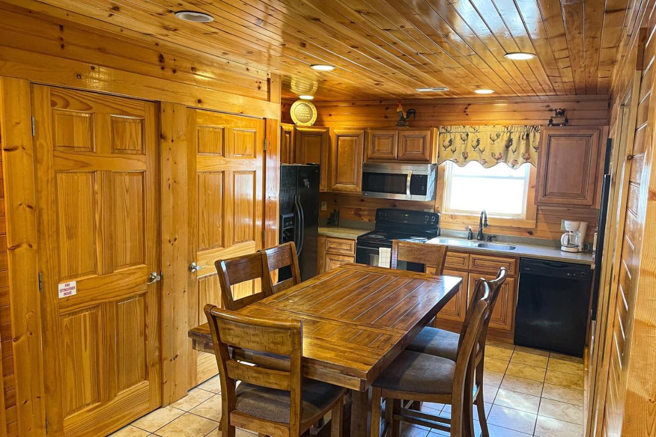 Black Bear Hideaway Cabin Гетлинбург Екстериор снимка