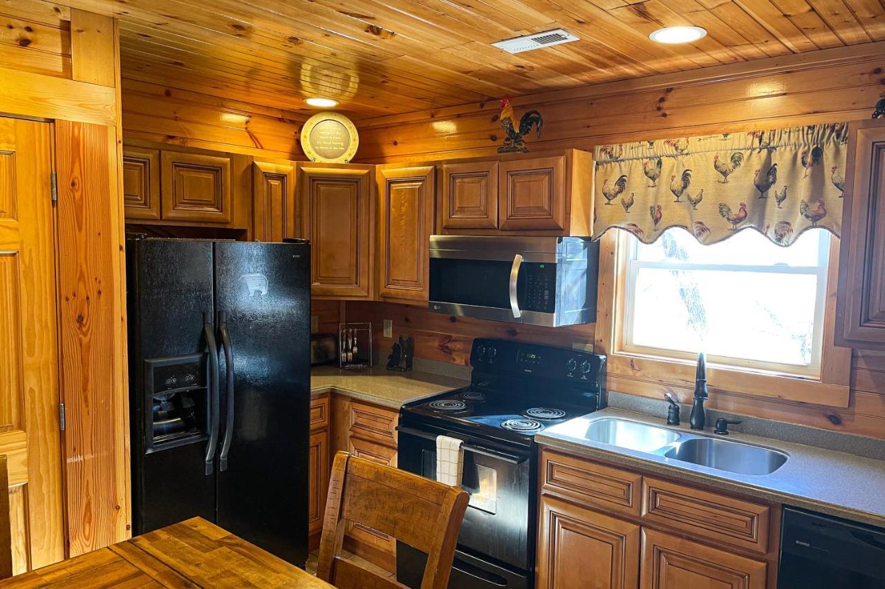 Black Bear Hideaway Cabin Гетлинбург Екстериор снимка
