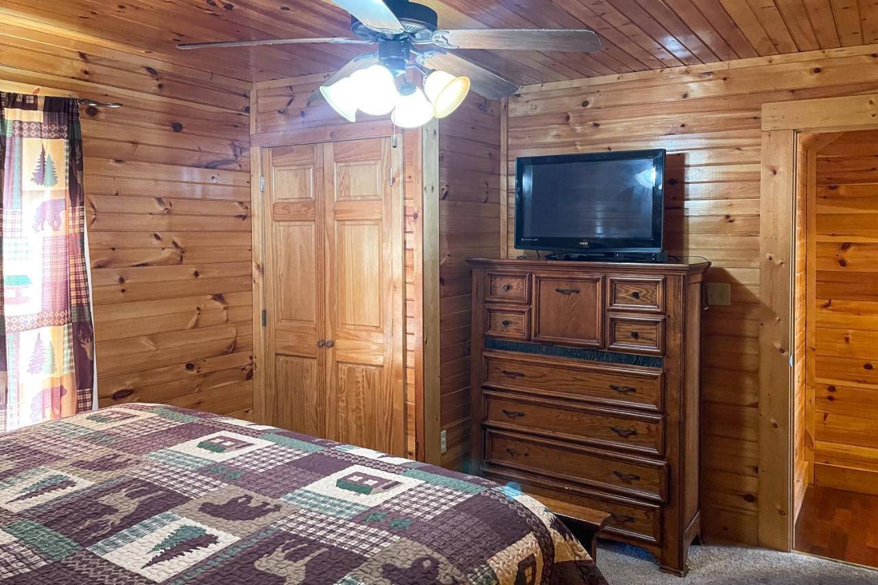 Black Bear Hideaway Cabin Гетлинбург Екстериор снимка