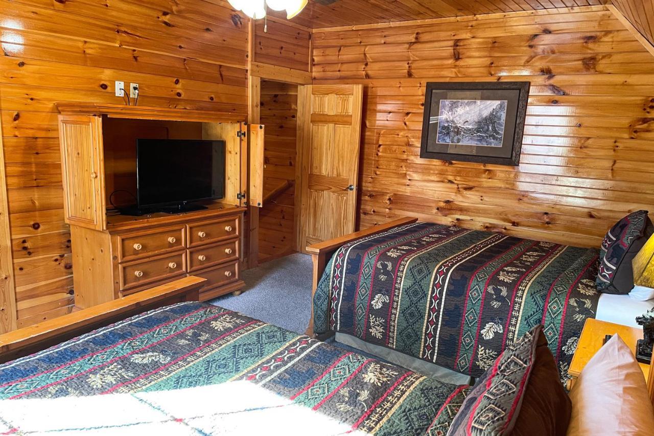 Black Bear Hideaway Cabin Гетлинбург Екстериор снимка