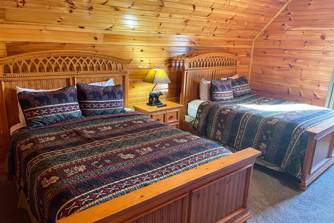 Black Bear Hideaway Cabin Гетлинбург Екстериор снимка