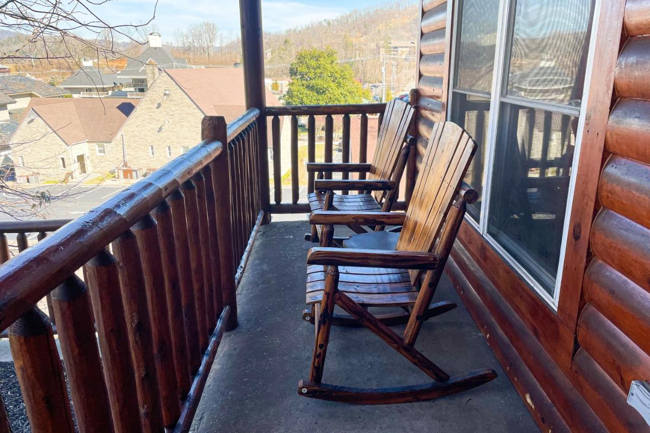 Black Bear Hideaway Cabin Гетлинбург Екстериор снимка